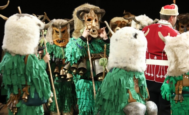 Над 200 дефилиращи сурвакари и майстори на маски от фестивала
