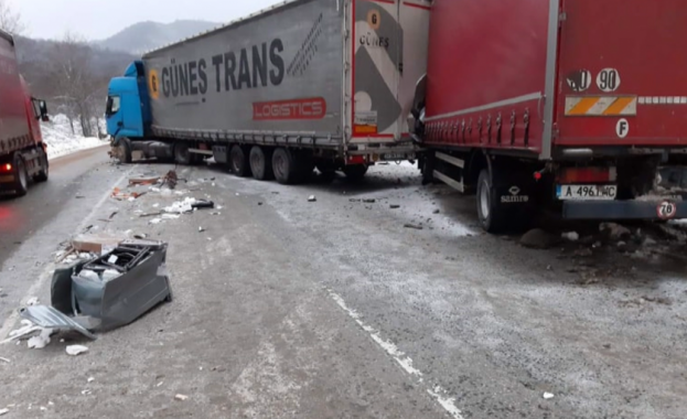 Катастрофа между три тира затрудни сериозно движението по прохода Хаинбоаз Инцидентът