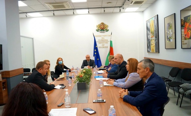 Министър Проданов проведе среща с Организация на експертите мениджъри в туризма