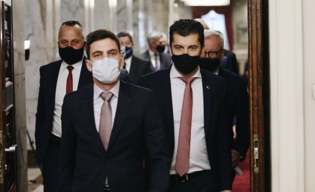 Премиерът Кирил Петков и шефът на кабинета му Лена Бориславова