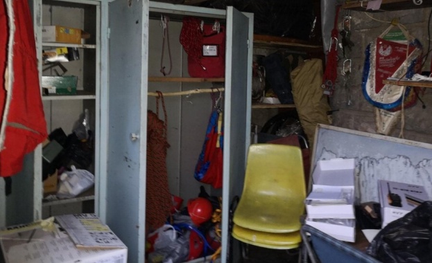 Аварийният склад на планинските спасители във Враца е бил разбит