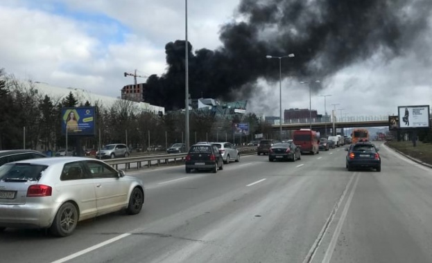 Гори строеж край оживения столичен булевард Цариградско шосе По първоначална