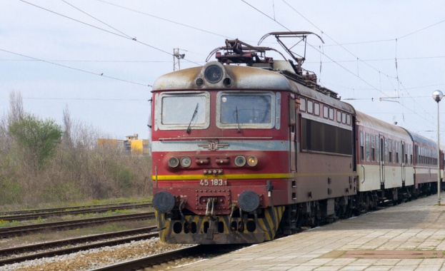 Влакът София Бургас блъсна автомобил край Равно поле Инцидентът е станал