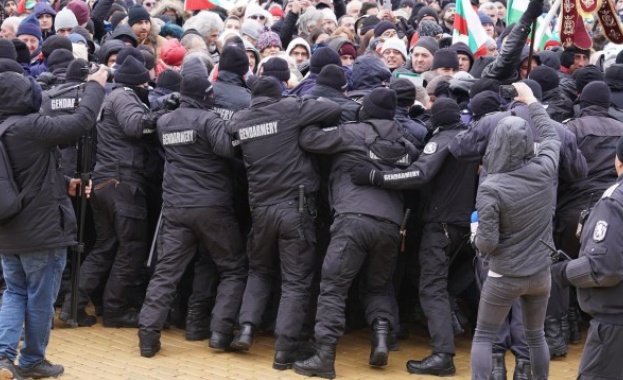 Четирима полицаи са пострадали при предотвратяването на опита на протестиращи