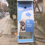 Автомат пуска храна за кучета и котки срещу пластмасови бутилки