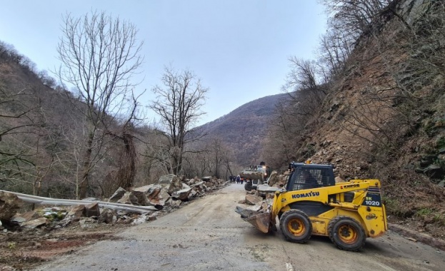 Временно движението при км 77 на път II 82 София