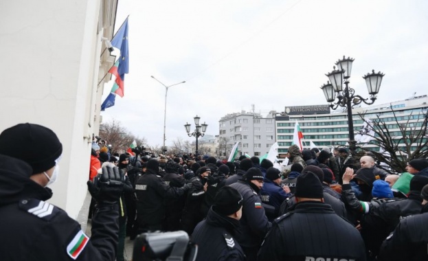 Полицаи излизат на национален протест пред НС