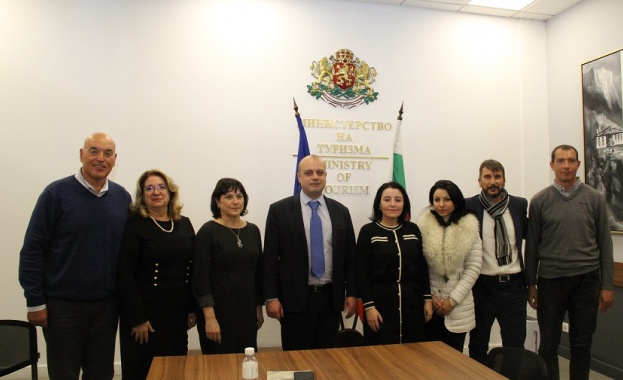 Министърът на туризма Христо Проданов разговаря с представители на Сдружение