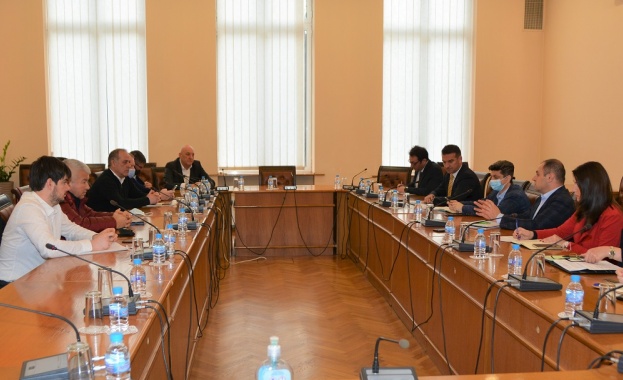 Министерството на транспорта и съобщенията и представителите на автомобилния бранш