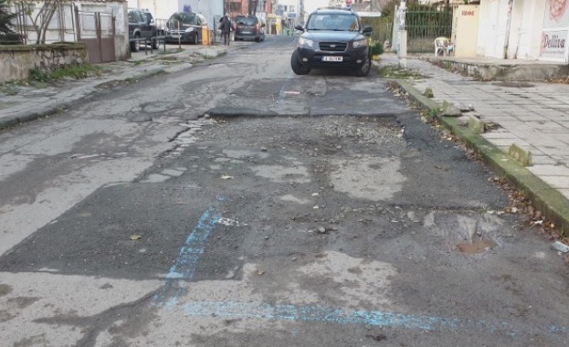 Зрители на bTV сигнализират за улица в центъра на Бургас