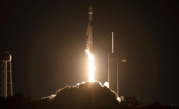 SpaceX изстреля ракета със 105 малки сателита в ниска околоземна орбита