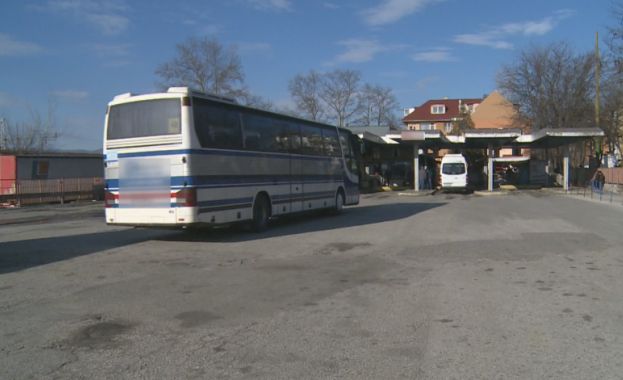 Заради по скъпите горива постепенно се увеличават и цените на билетите