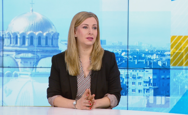 На 14 януари 1982 г е първото специализирано предаване за