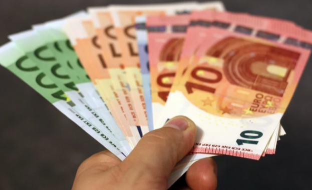 703 евро става минималната заплата в Гърция