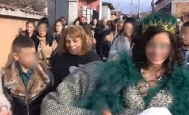 Скандален годеж на две деца в столичната махала “Факултета“ разбуни мрежата Скандален годеж на две деца в столичната махала “Факултета“ разбуни мрежата