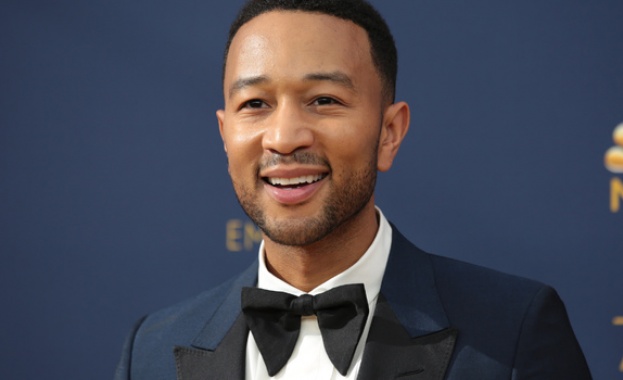 Американският певец и автор на песни Джон Роджър Стивънс известен