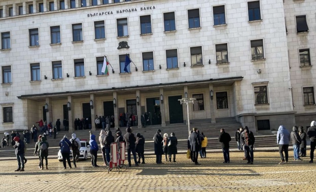 Гигантска опашка се е образувала пред сградата на Българската народна