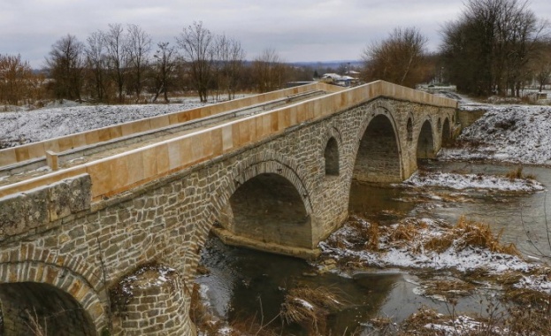 Ремонт на старинен мост във Великотърновско. Съоръжението е на 3