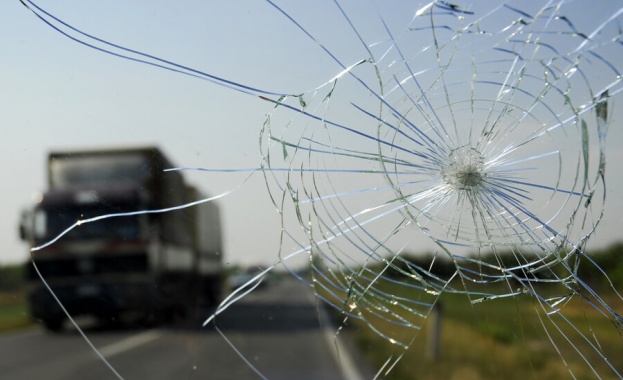 Автобус с пътници от Косово се удари в тир край Кюстендил