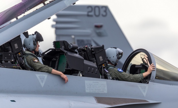 Великобритания изпрати три самолета с оръжия в Украйна след като