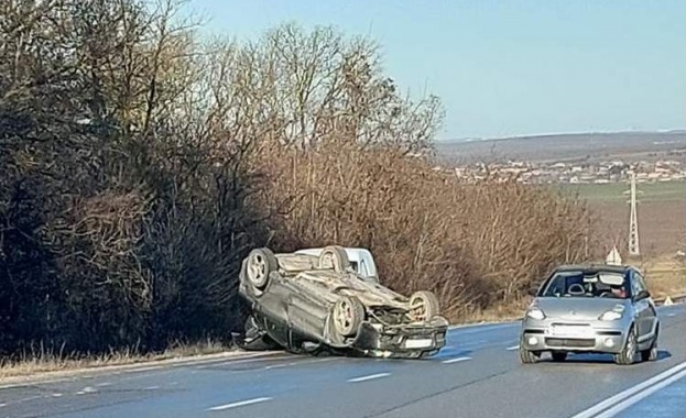 Кола по таван след троен удар