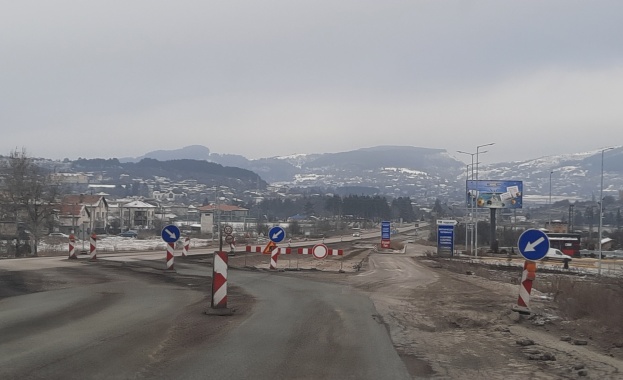 Фирмите, които извършват ремонт на трасето между граничния пункт „Калотина“