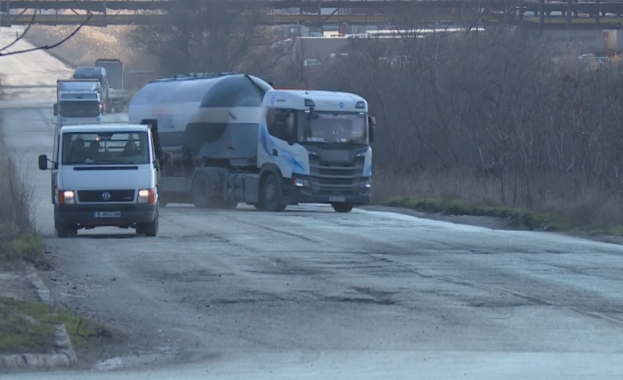 Пътят към пристанище Варна-Запад е в критично състояние