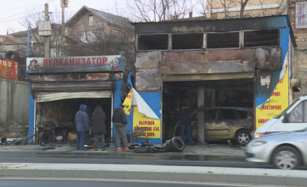 Сервиз за гуми горя снощи край ромския квартал Максуда във