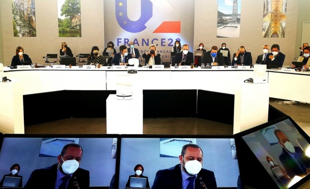 Заместник министър председателят по климатични политики и министър на околната среда