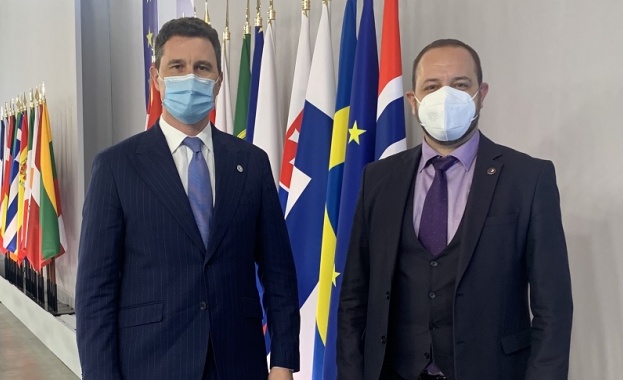 Министър Сандов обсъди замърсяването на въздуха над Русе на двустранна среща с румънския си колега Барна Танчок