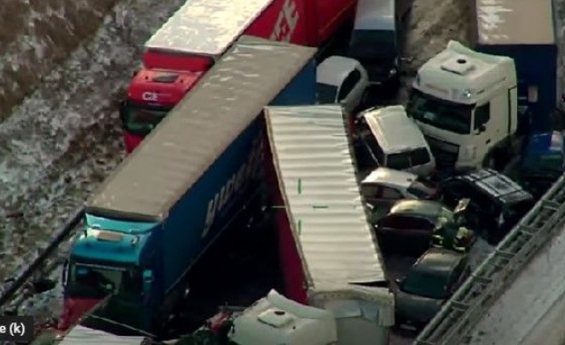 Снежната буря в Чехия предизвика масова катастрофа на автомагистрала Д5