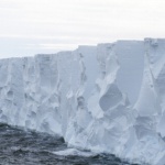 В движение е най-големият айсберг в света 