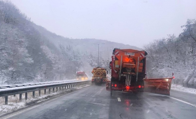 Над 310 снегопочистващи машини обработват пътните настилки в районите със