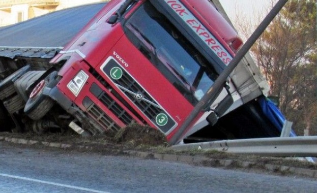 ТИР със сръбска регистрация е самокатастрофирал тази сутрин около 07 00