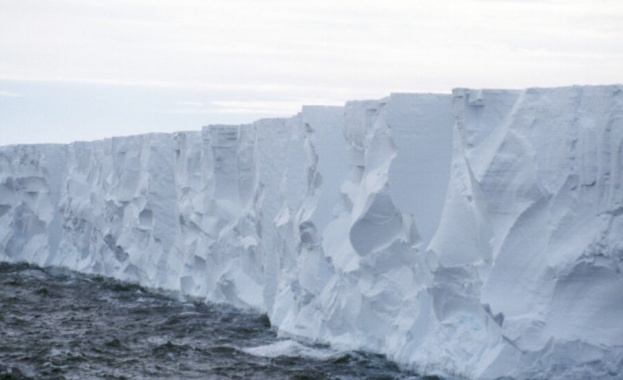 Най големият айсберг в света който е около три пъти по голям