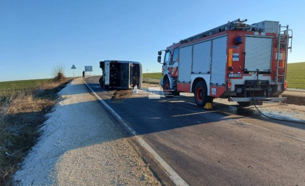 Автобус с поне 20 пътници се е обърнал между селата