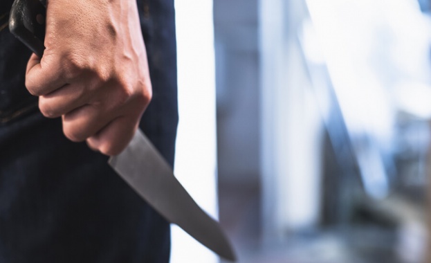Мъж нападал с нож свой съсед, след което се барикадирал в дома си