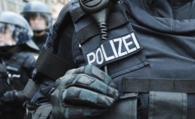 Германската полиция съобщи че евакуира търговски център в източния германски
