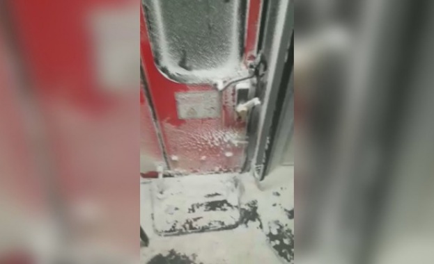 Сняг във влака и минусови температури (Видео)