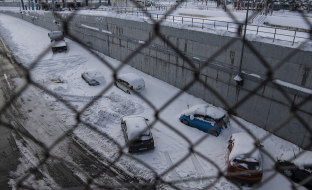 След като хиляди шофьори попаднаха в снежен капан на околовръстното