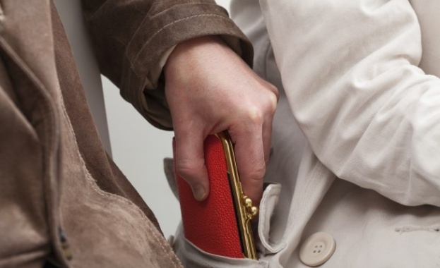 Рецидивист задигна портмоне със 70 лв на възрастна жена от