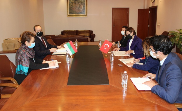 Министър Сандов проведе двустранна среща с посланика на Република Турция   