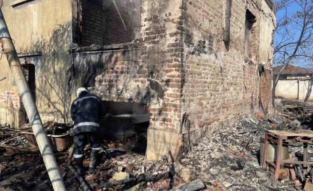 Пожар остави без дом семейство от горнооряховското село Драганово Пламъците