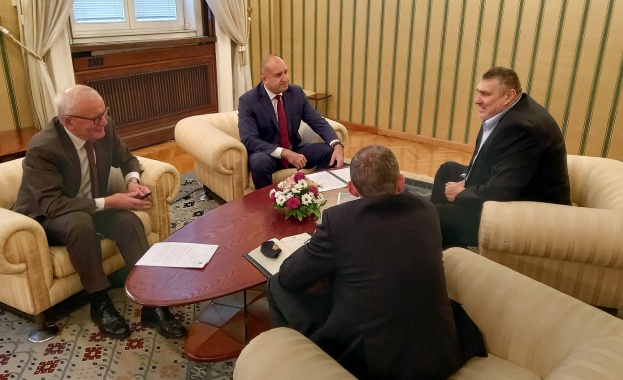  Румен Радев се срещна с президента на Българската федерация по волейбол Любомир Ганев