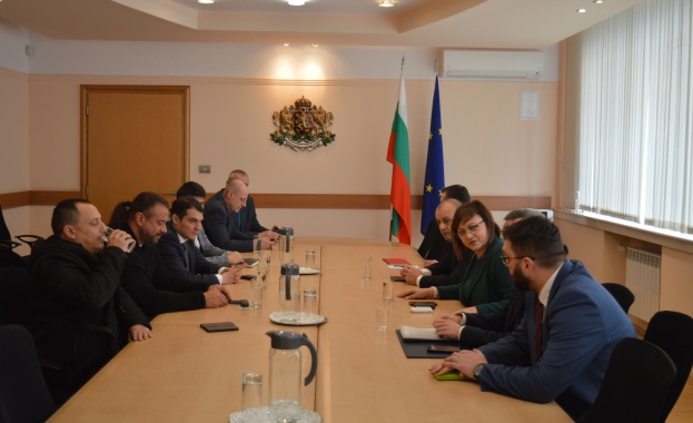 Вицепремиерът и министър на икономиката Корнелия Нинова се срещна с