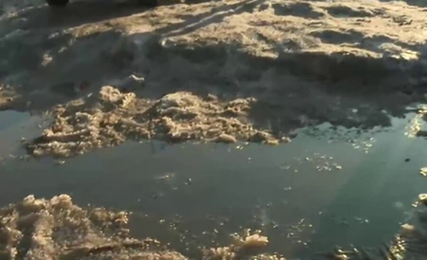 Ями дълбоки около половин метър малки язовири в които затъват