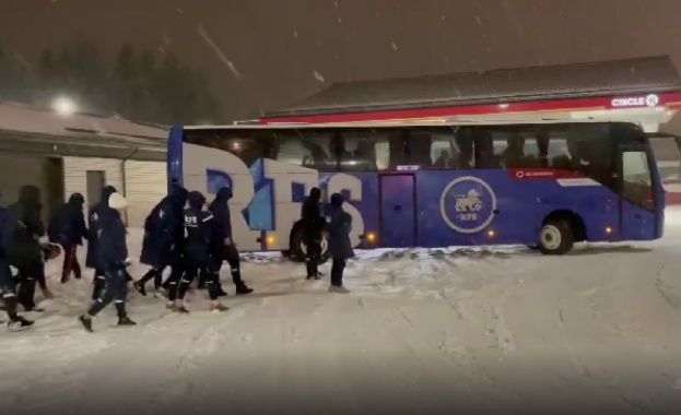 Автобусът на латвийския шампион РФС се преобърнал на магистрала пише
