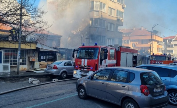 Огромен пожар в жилищна сграда в Бургас, има пострадали (Обновена)