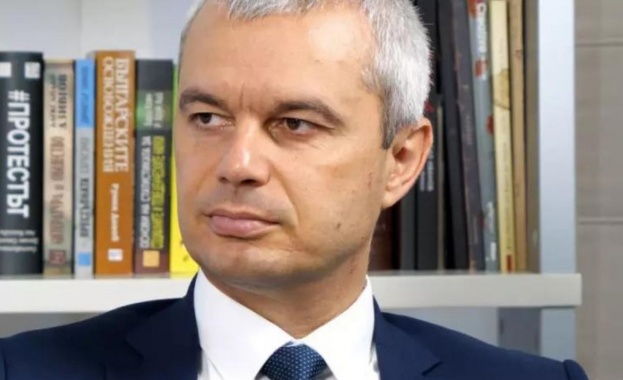 Лидерът на Възраждане Костадин Костадинов прогнозира на брифинг във Варна