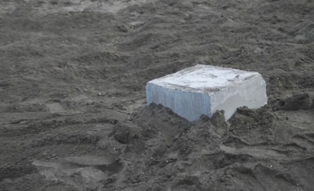 Багер и бетон на плажа в Бургас. Хората са възмутени